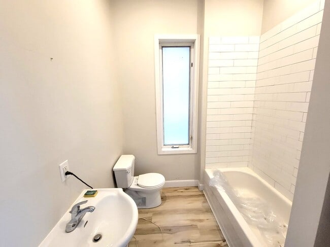Building Photo - 367 Colborne St