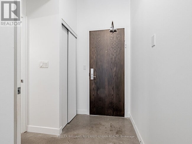 Photo du bâtiment - 201 Carlaw Ave