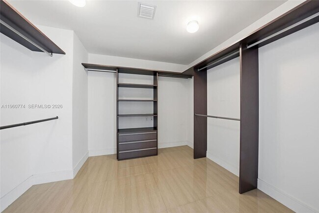 Foto del edificio - 3250 NE 188th St