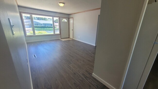 Building Photo - Recently remodeled 3 bedroom 1.75 bathroom...