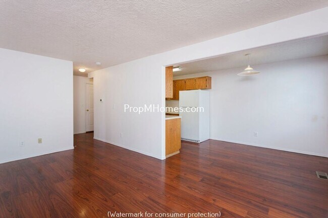 Foto del edificio - Beautiful Three Bedroom Duplex Just Blocks...