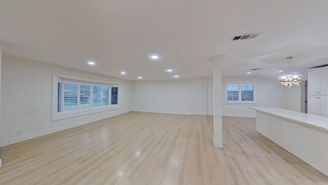 Foto del edificio - Stunning 4 Bed 3 Bath home in Huntington B...