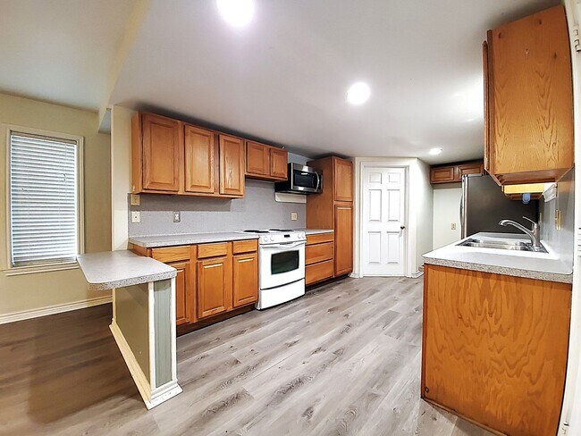 Foto del edificio - Welcome to this charming 2 bedroom, 2 bathroom home in Henderson, Texas!