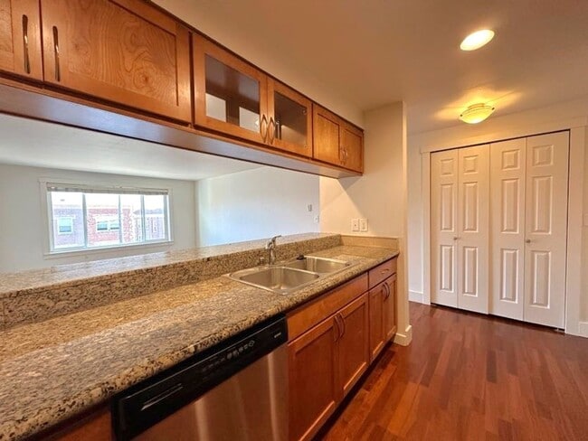 Building Photo - 1 bedroom top floor condo home in Stadium ...