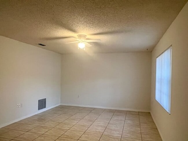 Building Photo - Marion Oaks home