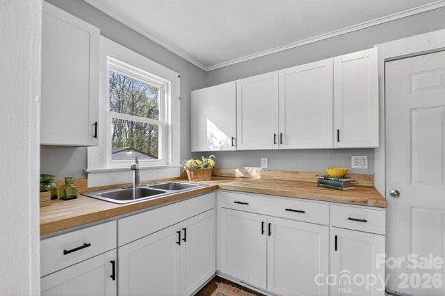 Building Photo - Charming 3 bedroom 1 bathroom house near downtown Lenoir!