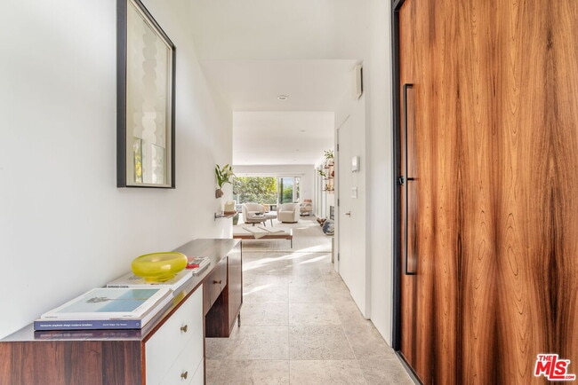 Foto del edificio - 1588 N Doheny Dr