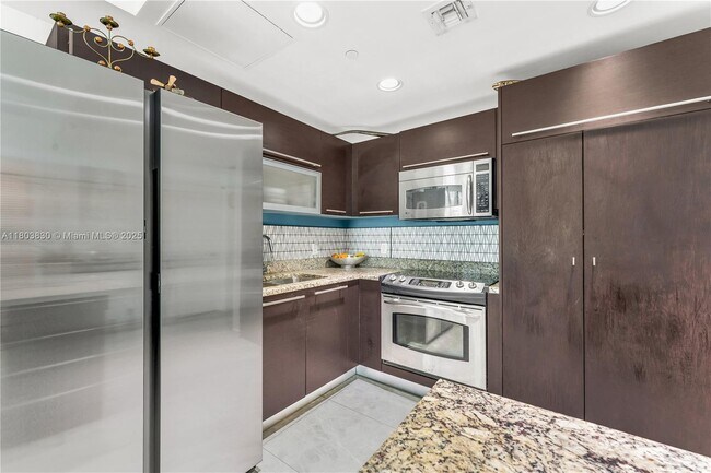 Building Photo - 950 Brickell Bay Dr