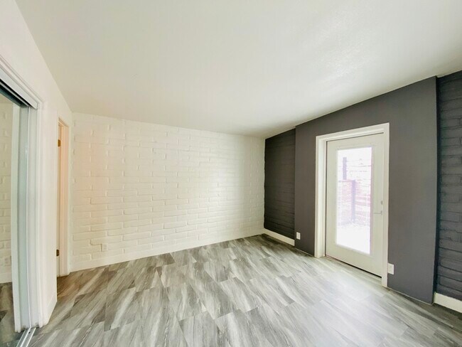 Foto del edificio - Modern living in this completely remodeled...