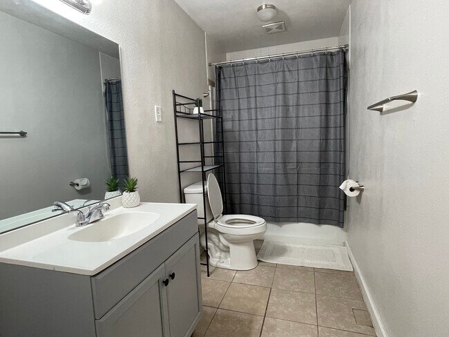 Building Photo - 121 W Alluvial Ave