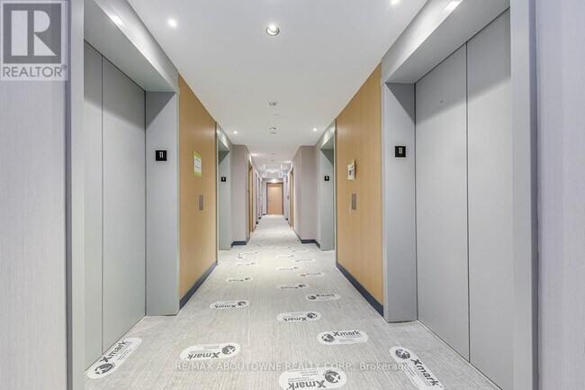 Photo du bâtiment - 395 Square One Dr