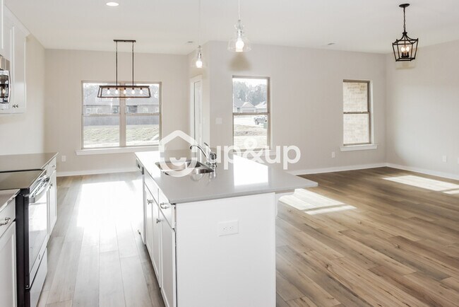 Building Photo - Fantastic 4bd/2ba home! Coming soon!