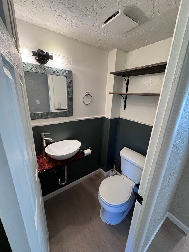 Building Photo - Mayo Meadow 3 Bed 1.5 Bath Cutie! Fully Up...