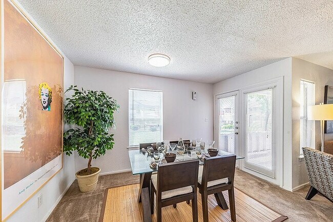 Área de comedor - Arbor Creek Apartments