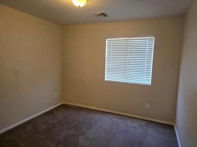 Building Photo - spacious 5 bedrooms 3 bathroom 2221 sq ft ...