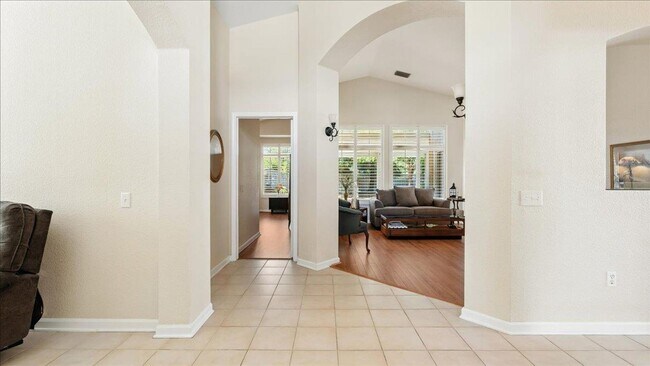 Foto del edificio - 55+ community ~ Charming Country Rose Home Located in Sun City Roseville a 55+ Community