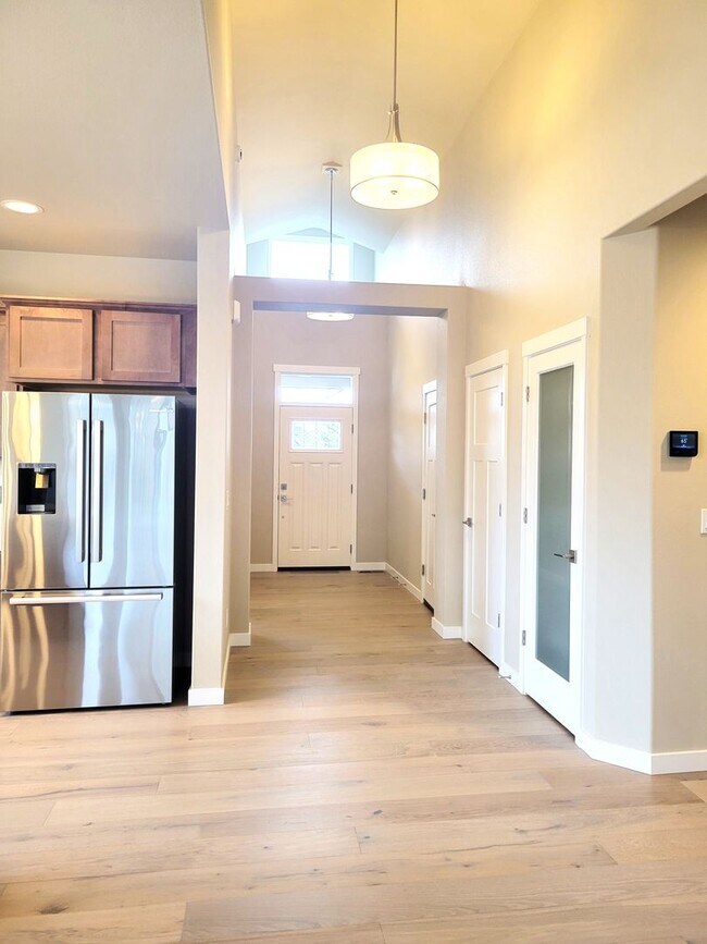 Foto del edificio - Brand new 2 bedroom home + den