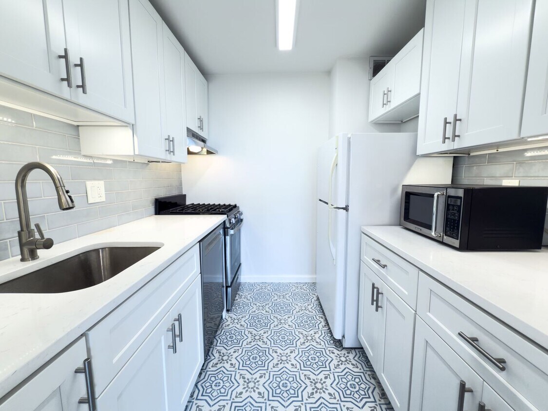 Foto principal - New Price 1,575. Sunny Top Floor Junior On...
