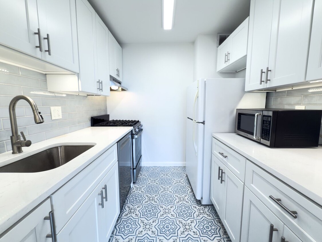Primary Photo - New Price 1,575. Sunny Top Floor Junior On...