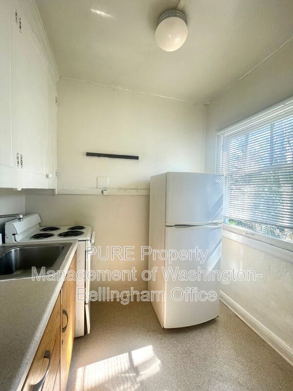 Building Photo - 421 E Maple St