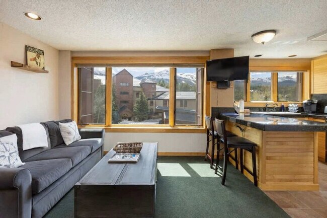 Building Photo - 535 South Park Avenue