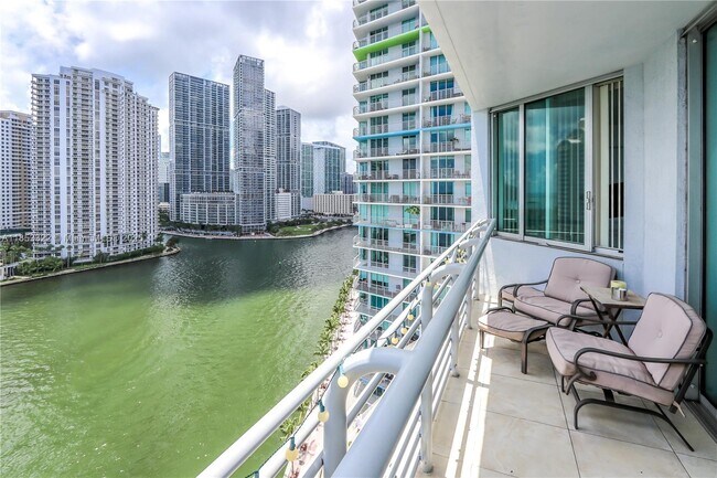Foto del edificio - 335 S Biscayne Blvd