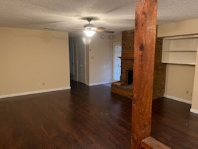 Building Photo - 121 Wildwood Dr