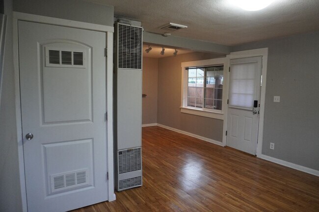 Foto del edificio - 3708 E 13th St