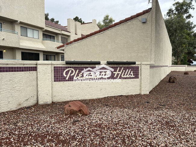 Foto del edificio - 970 N Sloan Ln