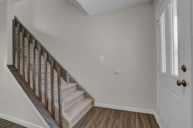 Building Photo - Fully Remodeled End-Unit Townhome Near Pet...