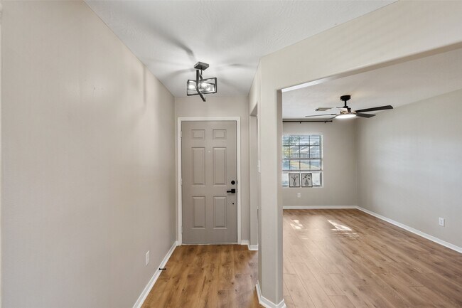 Foto del edificio - 7826 Chervil Ln