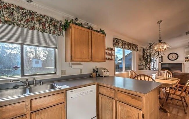 Building Photo - Charming 3 Bed 2 Bath Rambler!