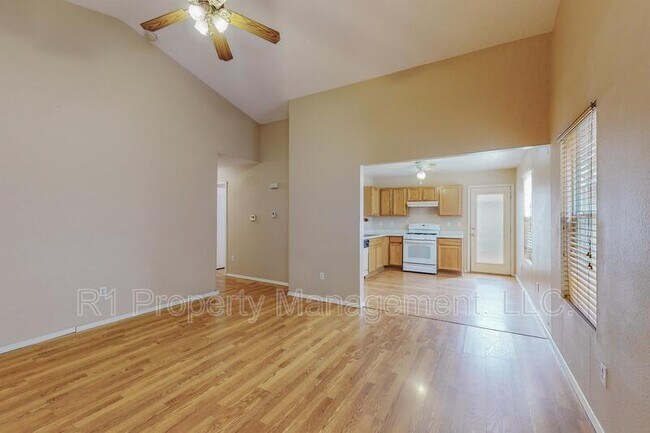 Foto del edificio - 10728 Hatch Dr NW