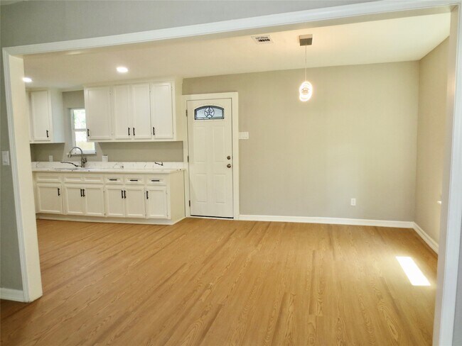 Building Photo - 2722 Parker Rd