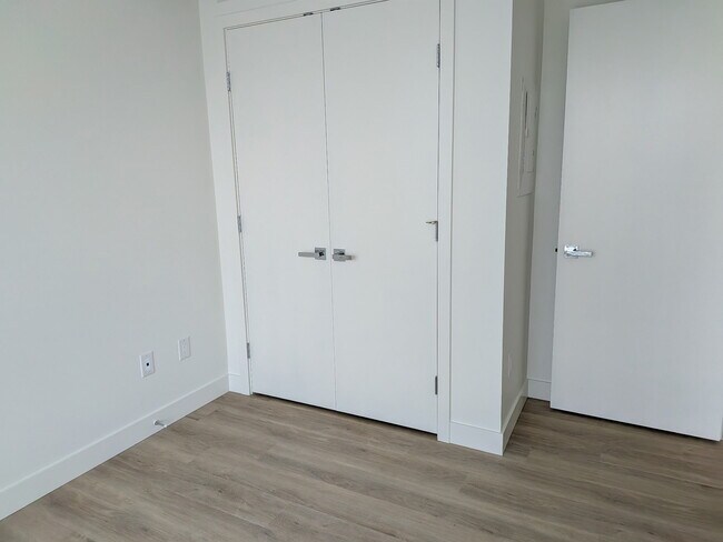 Photo du bâtiment - 9675-9675 King George Blvd