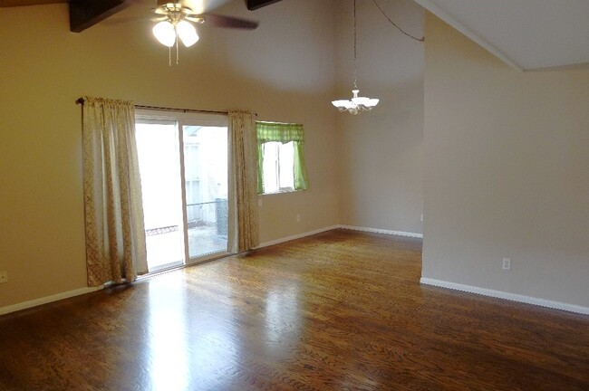 Foto del edificio - 1386 W 8th St