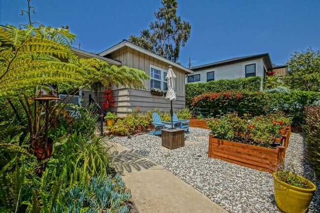 Foto del edificio - BEAUTIFULLY REMODELED, BRIGHT & AIRY HILLS...