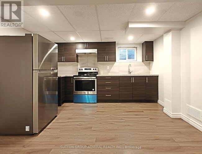 Building Photo - 10 Whitehorn Crescent