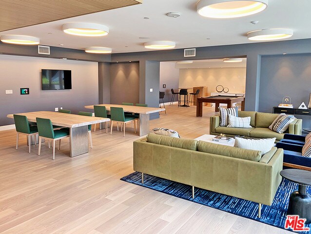 Foto del edificio - 7077 Willoughby Ave