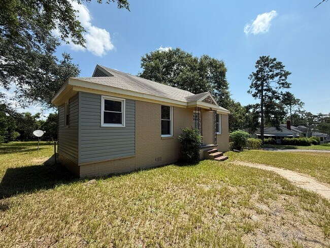 Building Photo - Newly Renovated 2 Bed/1 Bath Cottage