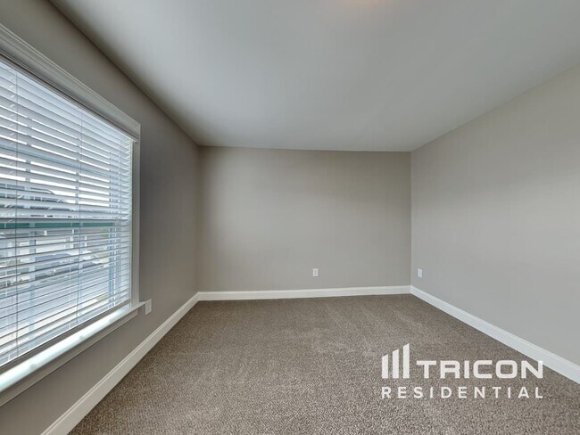 Building Photo - 117 W Falcon Ct