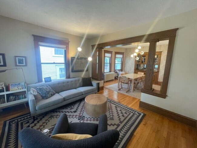Foto del edificio - Beautiful, Charming and Well Maintained Four Bedroom Single Family Home in Macalester/Groveland N...