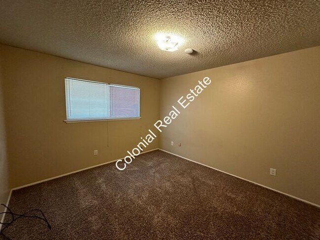 Building Photo - Updated and spacious 1 bedroom 1 bathroom ...