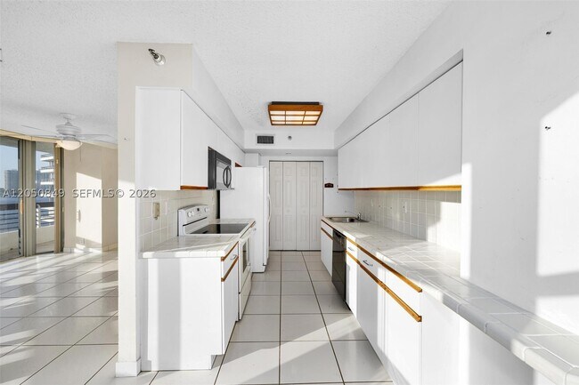 Foto del edificio - 3530 Mystic Pointe Dr
