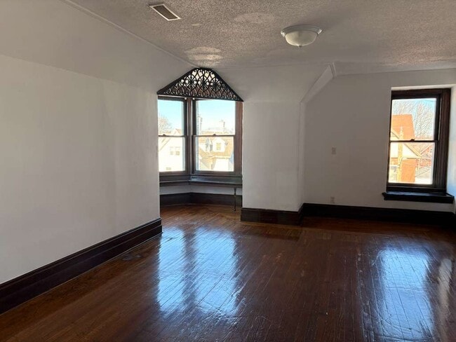 Building Photo - 331 Chestnut St