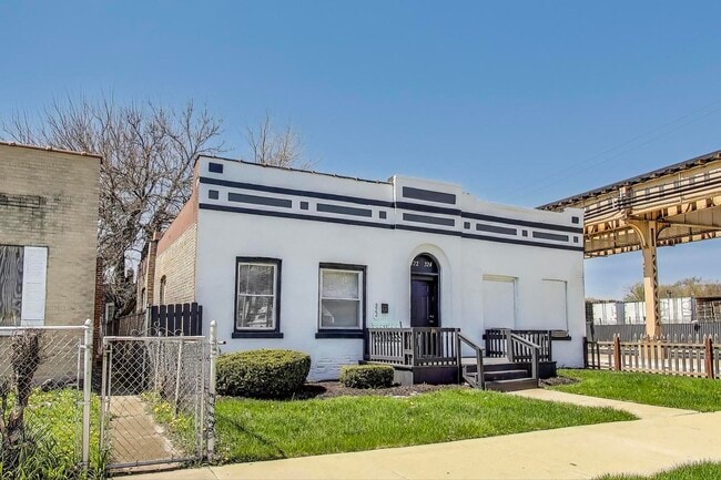 Building Photo - 322 N Lamon Ave