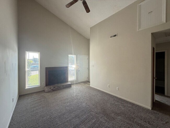 Foto del edificio - 212 Tamarack Ct