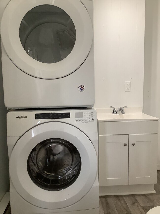 Foto del edificio - Newly Renovated - 3 Bed/2 Bath Townhouse -...