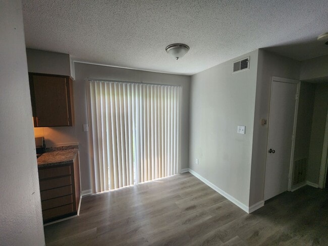 Building Photo - 2021 Harvest Lane Unit #28