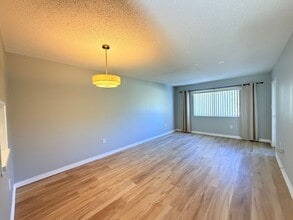 Building Photo - 1520 Glen Oaks Dr E